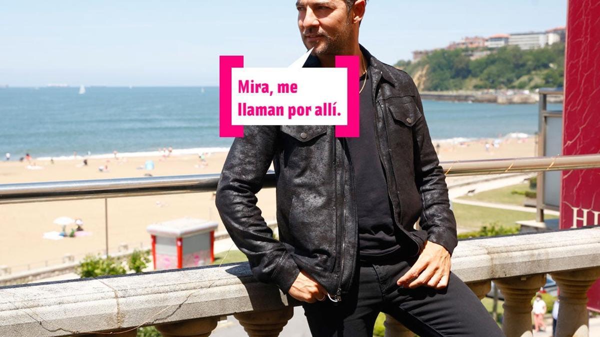 David Bisbal posando para la foto junto a la playa, en Bilbao