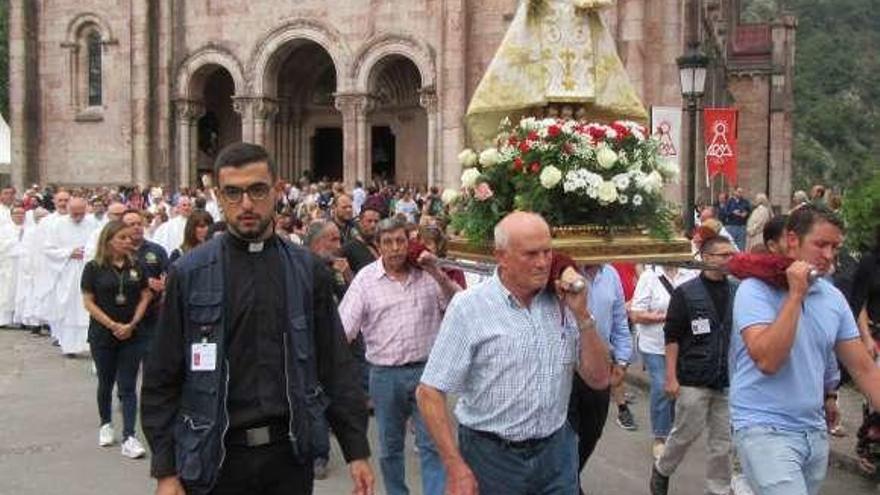 Salida de la Santina de la basílica, ayer, durante la novena.