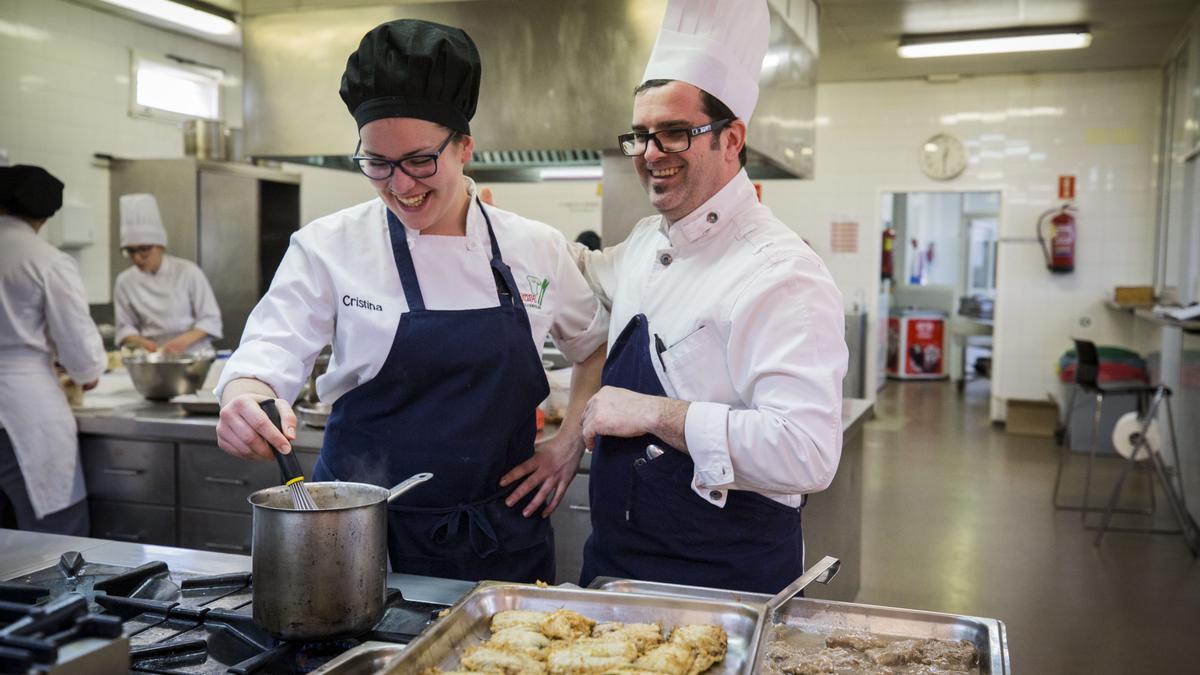 Los alumnos adquieren competencias profesionales en las especialidades de cocina y servicio de restaurante y bar.