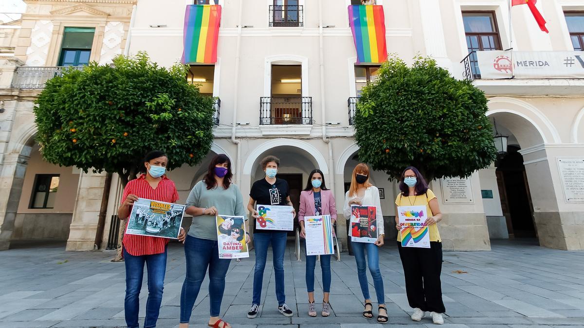 Asistentes a la presentación, ayer, de los actos de la Semana del Orgullo.