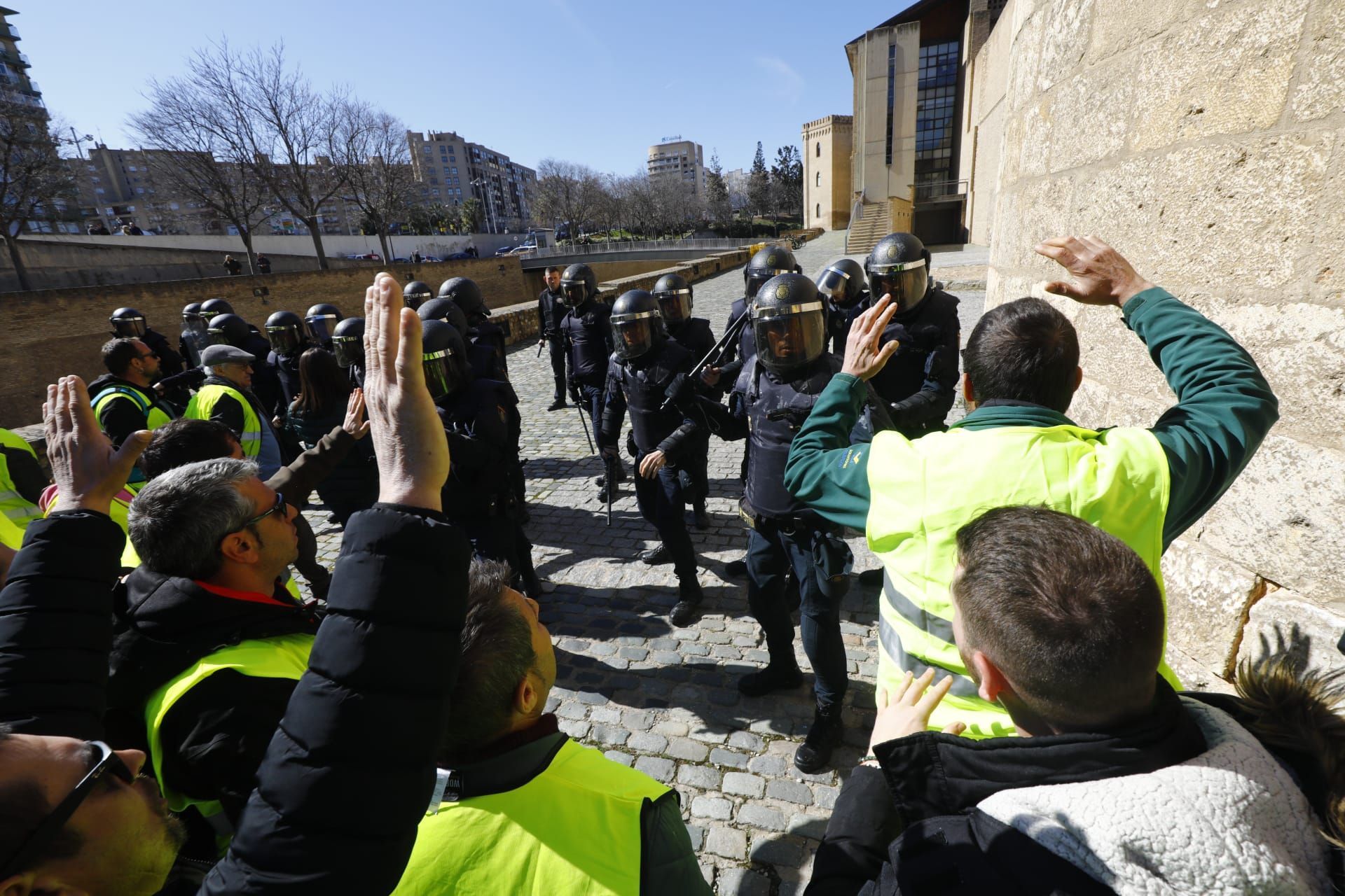 En imágenes | Las protestas de los agricultores llegan a las puertas de La Aljafería