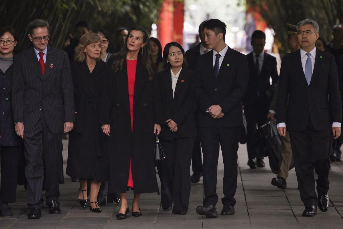 La reina Letizia rinde homenaje a Antonio Machado en el parque de una poeta en Chengdú