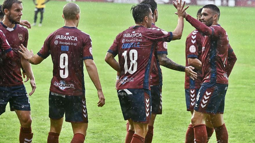 Jugadores del Pontevedra celebrando el primer gol contra la UD Llanera. | // RAFA VÁZQUEZ