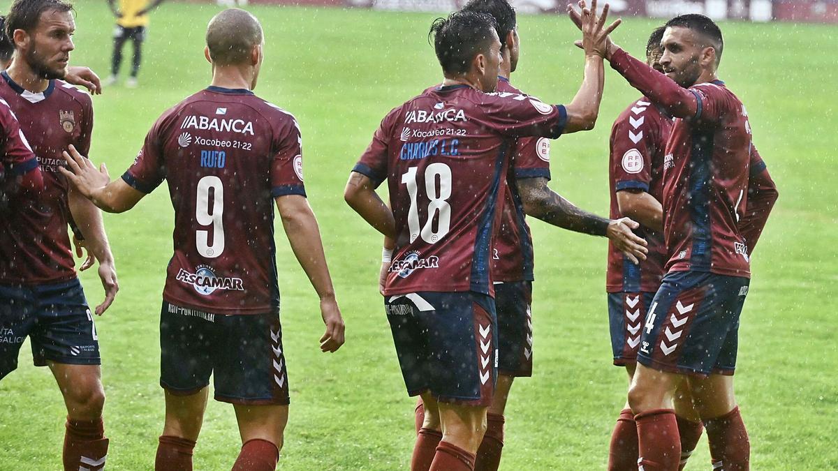 Jugadores del Pontevedra celebrando el primer gol contra la UD Llanera. |  // RAFA VÁZQUEZ