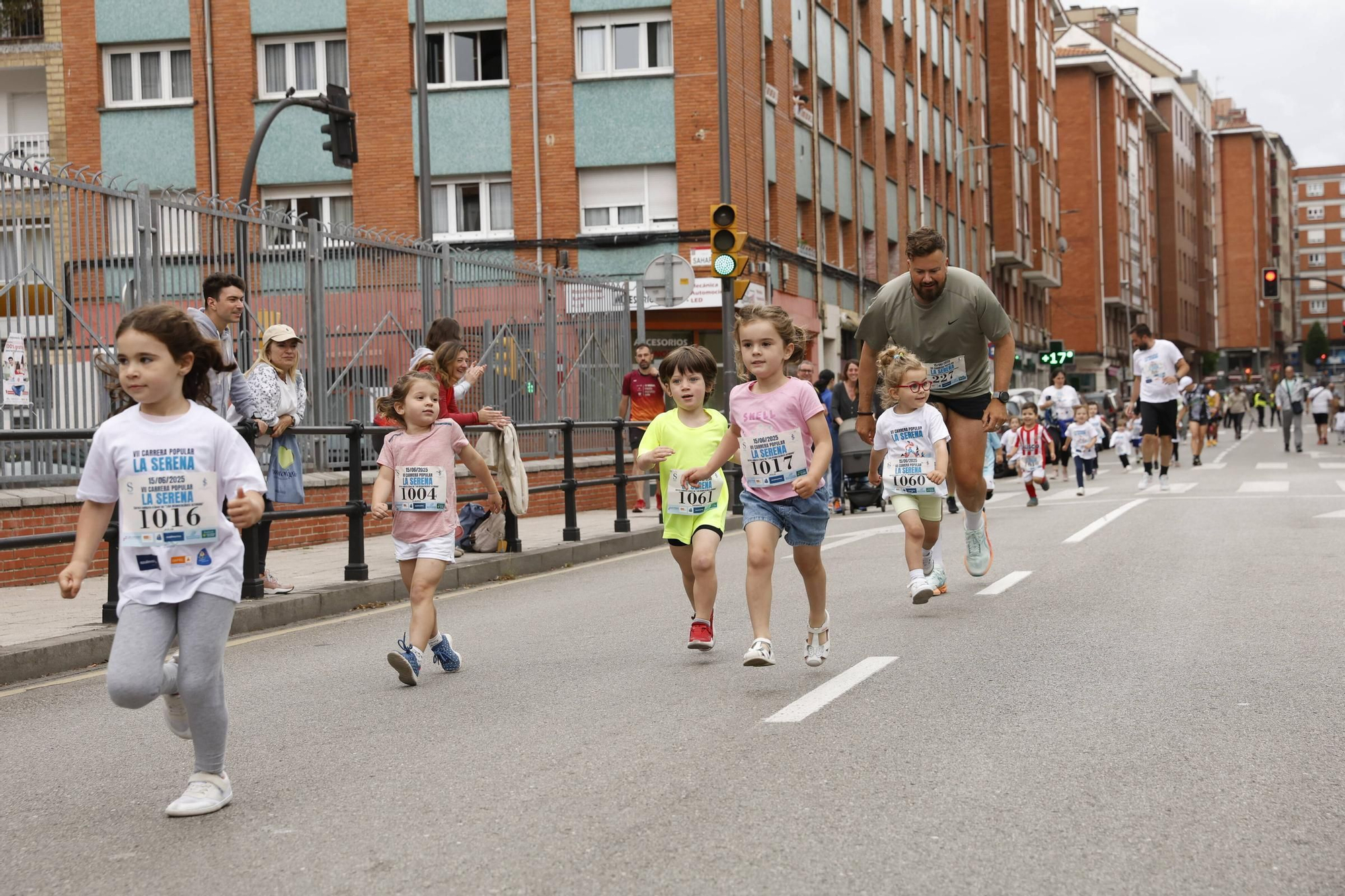 La carrera popular solidaria en El Llano, en Gijón, en imágenes