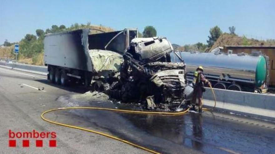 Un camió s&#039;incendia en un accident de trànsit a l&#039;AP-7 a Sant Julià de Ramis
