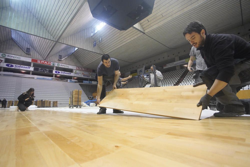 Col·locació del nou parquet del pavelló de Fontajau