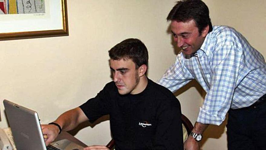 Un joven Fernando Alonso, con Adrián Campos.