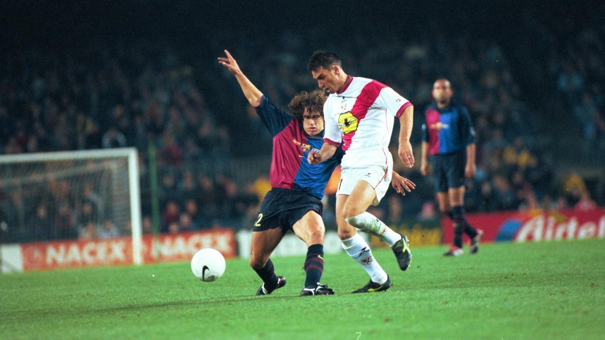 Carles Puyol defendiendo a Bolo en el Camp Nou