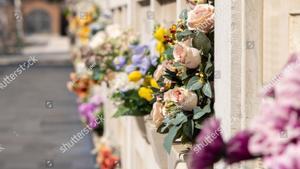 Cementerio con lápidas y flores.