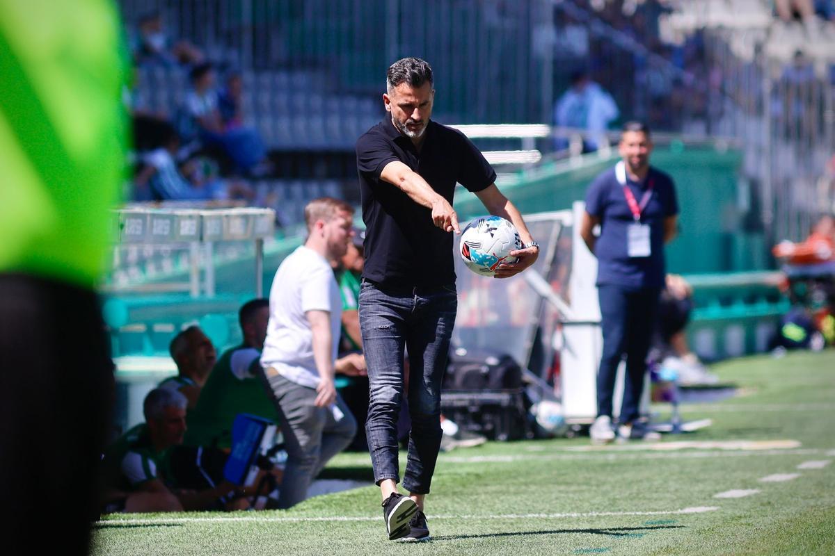 Iván Ania apunta hacia delante mientras sujeta un balón durante el último partido del Córdoba CF.