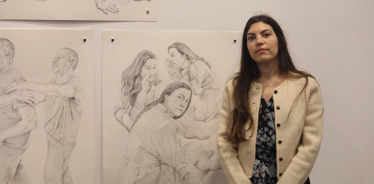 Arriba, Alba Miguel con sus láminas a lápiz. A la izquierda, Concepción García Fernández, junto a su propuesta pictórica. A la derecha, Mario Valle con su grupo escultórico. | ALBA PRIETO