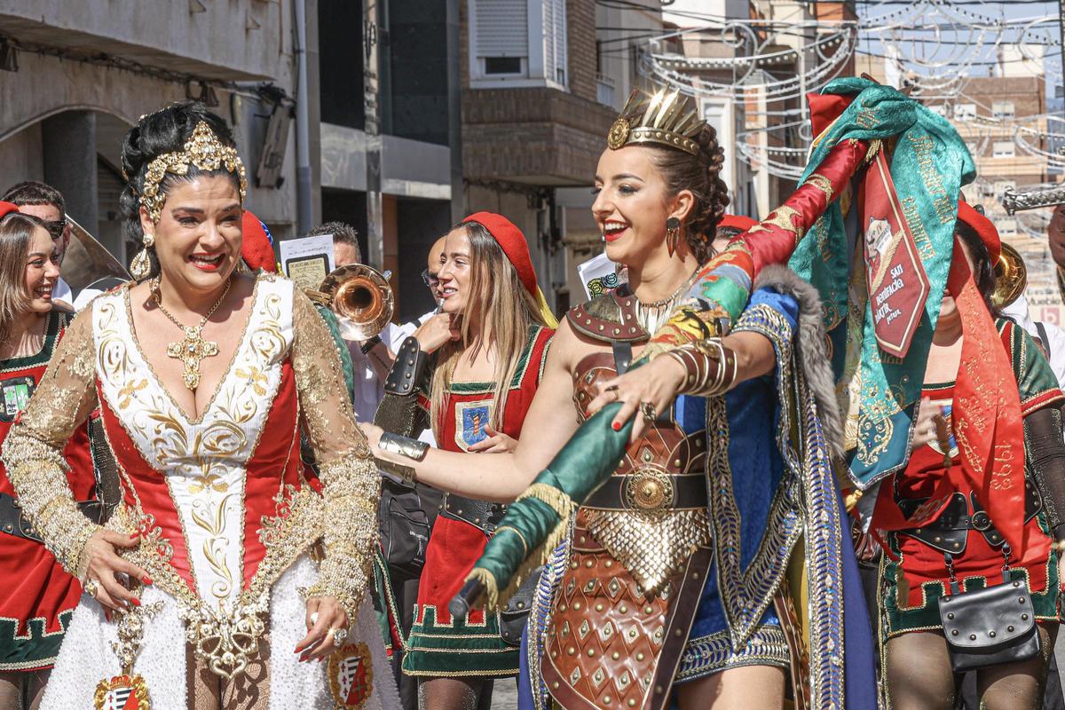 Todas las imágenes de la Guerrilla y Embajada de este lunes de los Moros y Cristianos de Petrer
