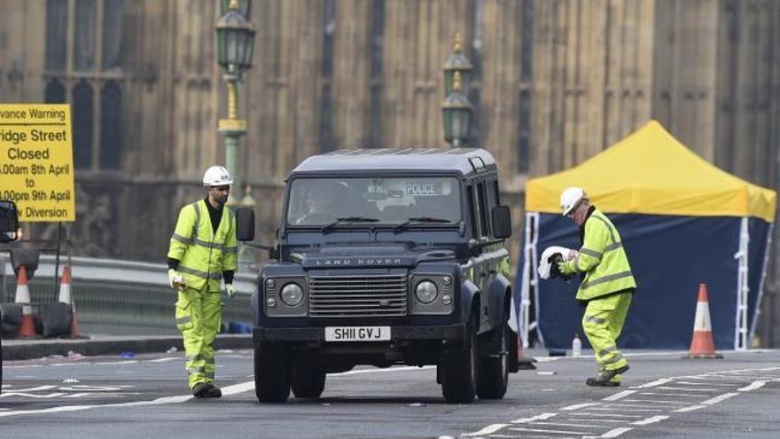 La Policía continúa con la investigación en el puente de Westminster