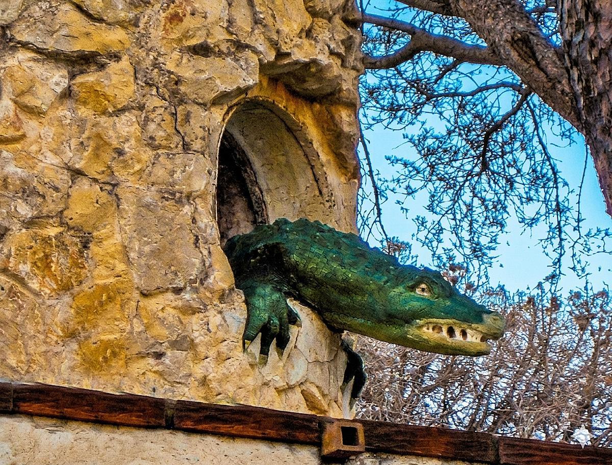 Detalle del chalet de los cocodrilos.