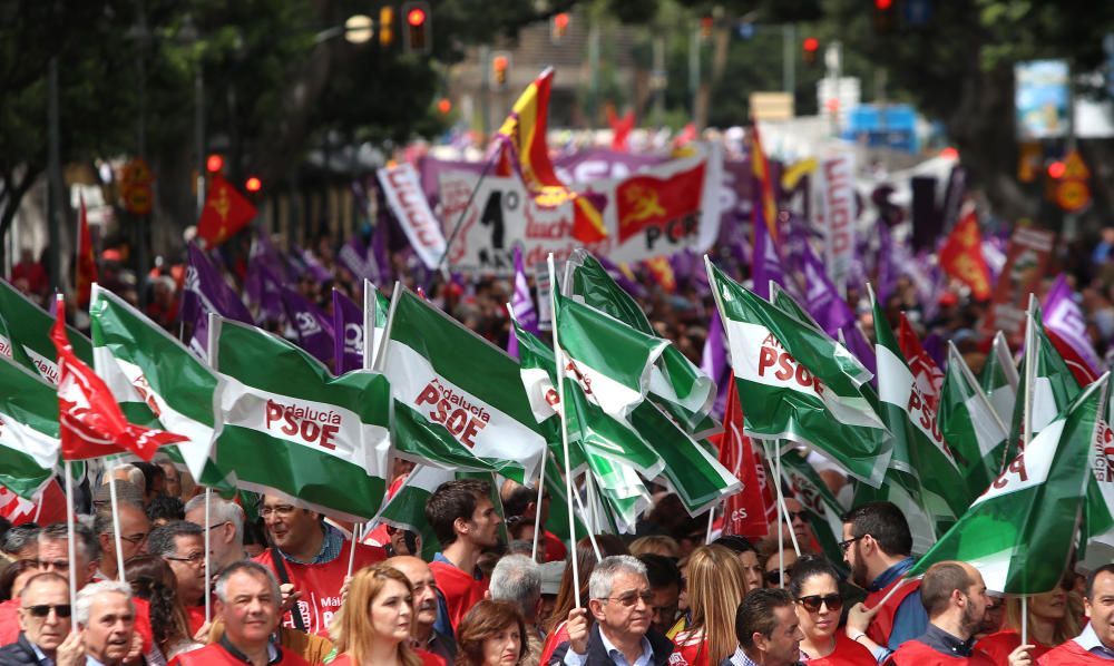 Miles de personas participan en la marcha convocada por los sindicatos para este martes, Día Internacional del Trabajo