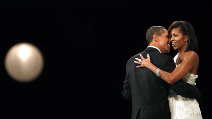 Foto de archivo del matrimonio Obama bailando.