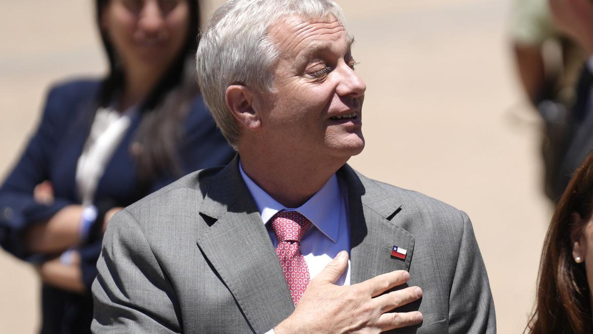 El presidente electo de Chile, José Antonio Kast, sale del Palacio de la Moneda este lunes, en Santiago.