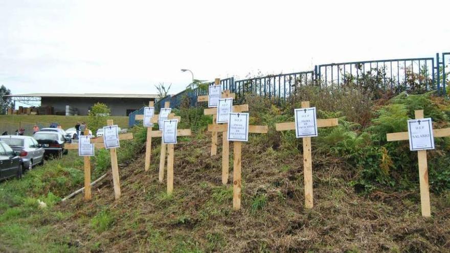 Cruces colocadas por los trabajadores a la entrada de la fábrica para denunciar &quot;la muerte de sus derechos&quot;.