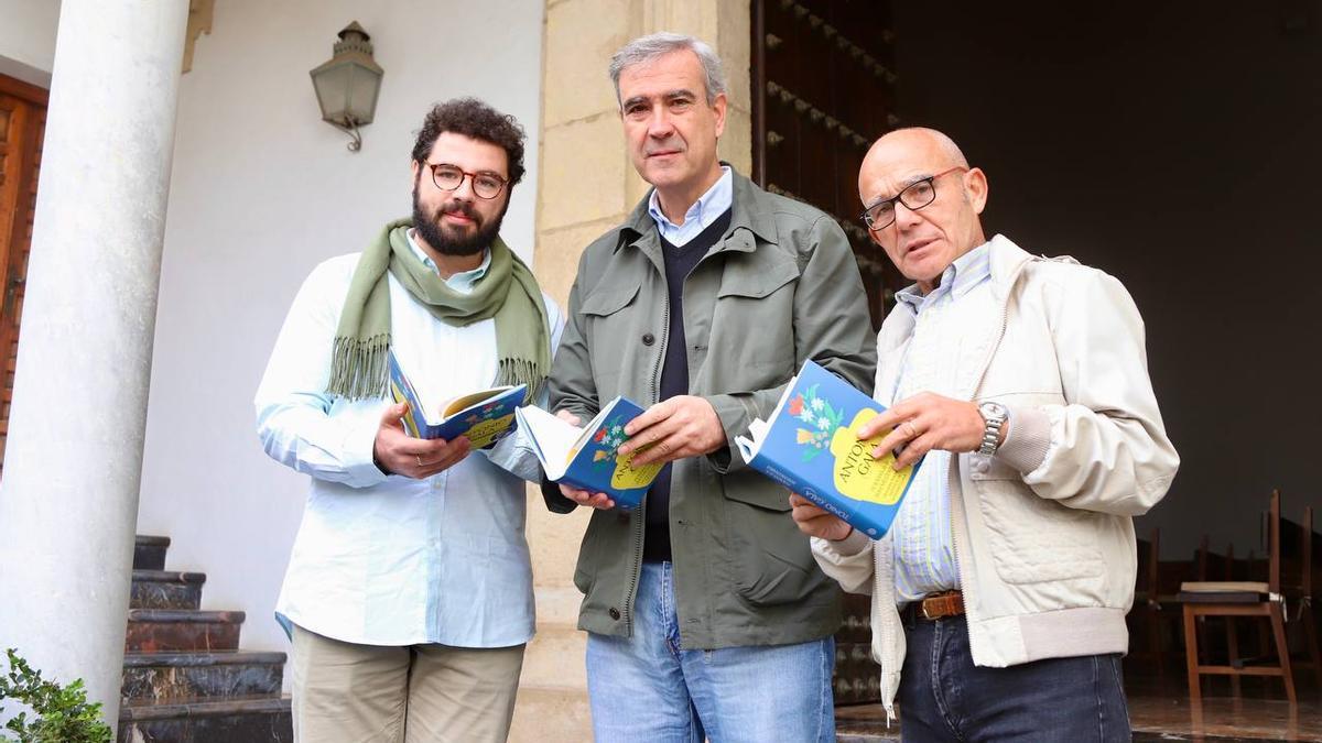 Pedro J. Plaza, José María Gala y Luis Cárdenas sostienen el nuevo libro de versos de Antonio Gala.