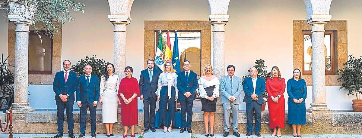 Nuevo ejecutivo de coalición de PP-Vox tras asumir sus cargos, el pasado jueves.