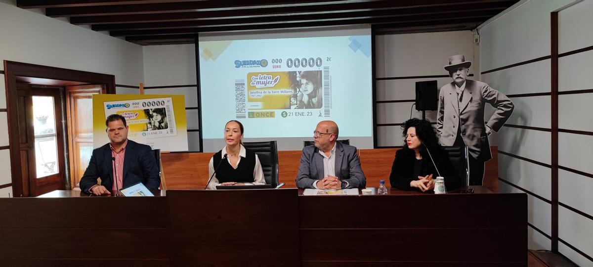 Imagen del acto de presentación del cupón de la ONCE dedicado a la figura de la escritora canaria Josefina de la Torres Millares.