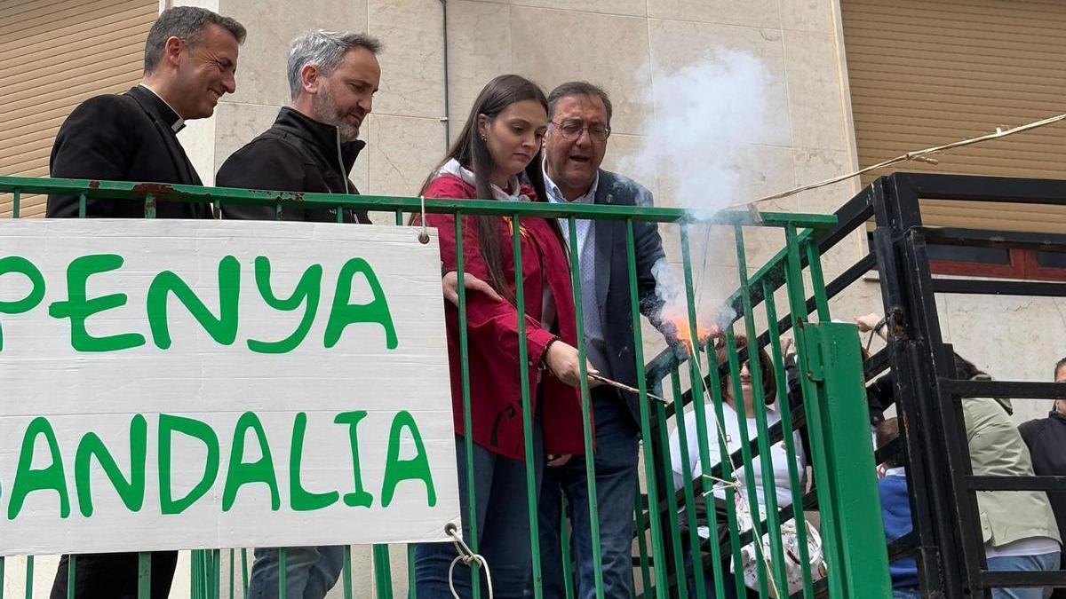 La reina de las fiestas, Daniela Langa Giménez, se encargó de prender la mecha de la traca inaugural.