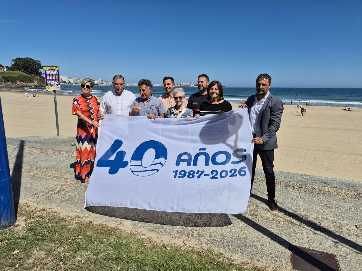 Izado de la bandera azul de los 40 años en la playa de Bastiagueiro (Oleiros)