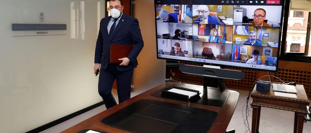 El presidente del Principado, Adrián Barbón, durante la reunión telemática del Consejo de Gobierno