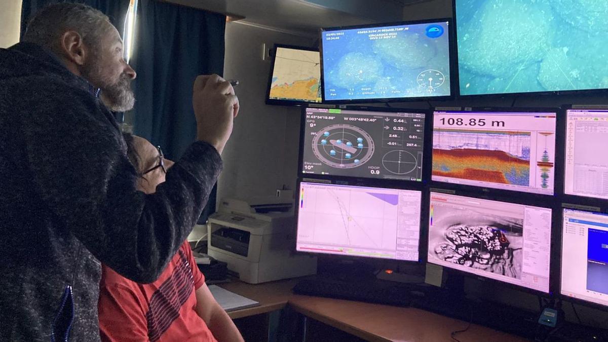 Investigadores trabajando a bordo del buque &quot;Ángeles Alvariño&quot;.