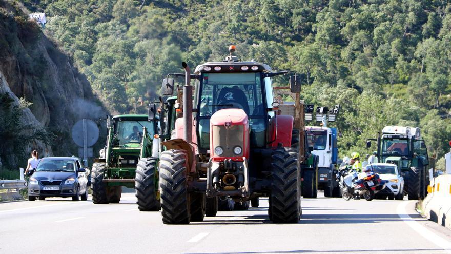 VÍDEO | Més d&#039;un centenar de tractors bloquegen l&#039;AP-7 a la Jonquera