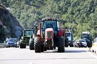 VÍDEO | Més d'un centenar de tractors bloquegen l'AP-7 a la Jonquera