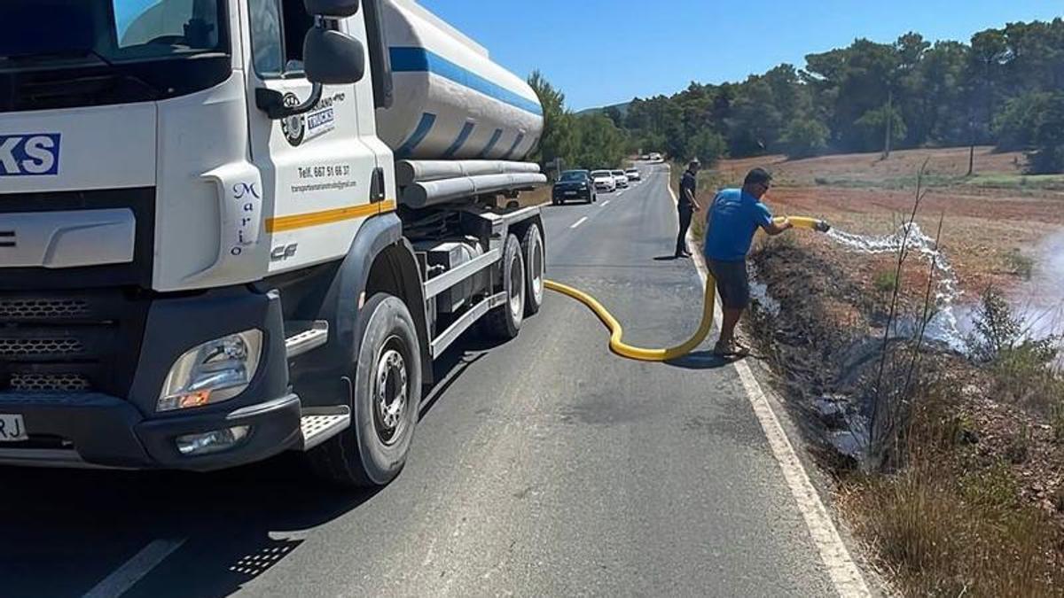 Incendio de vegetación en Sant Joan.