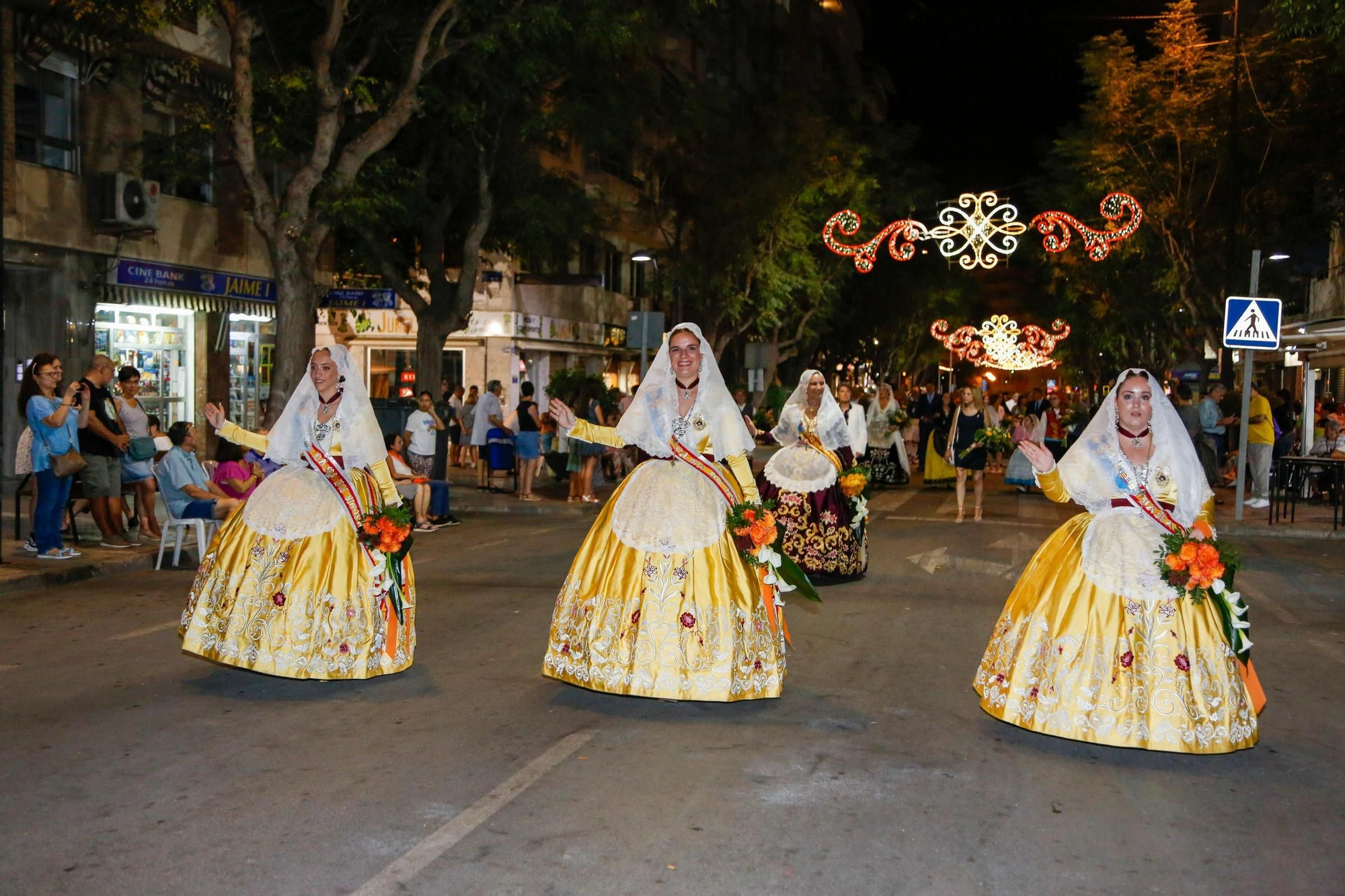 Las mejores imágenes en la Ofrenda al Cristo de la Paz de Sant Joan