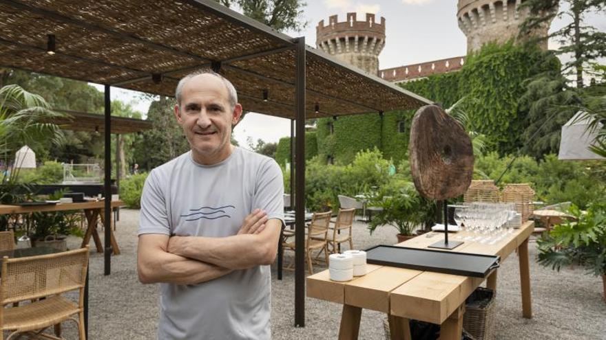 El cuiner Paco Pérez a l’espai exterior del restaurant Shiro, als jardins del Castell de Peralada.