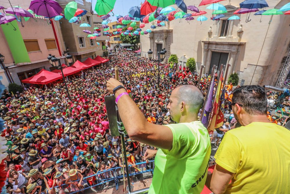 Los catralenses y muchos vecinos de la Vega Baja estallan en alegría y fiesta para iniciar las celebraciones de San Juan con el chupinazo