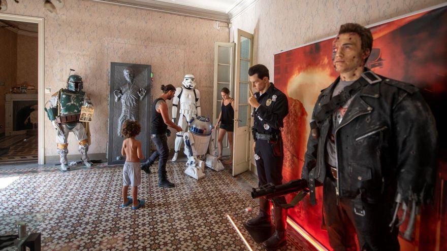 Marcos, Xenia y Jack Ripley, su hijo mayor, ponen a punto a su R2-D2 entre Terminators a escala real, Han Solo atrapado en carbonita y trajes de &#039;trooper&#039; y Boba Fett.