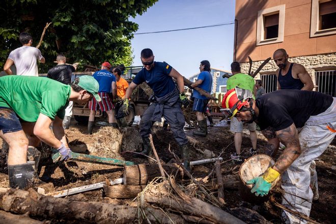 En imágenes | La UME ya trabaja en los pueblos aragoneses afectados por las tormentas