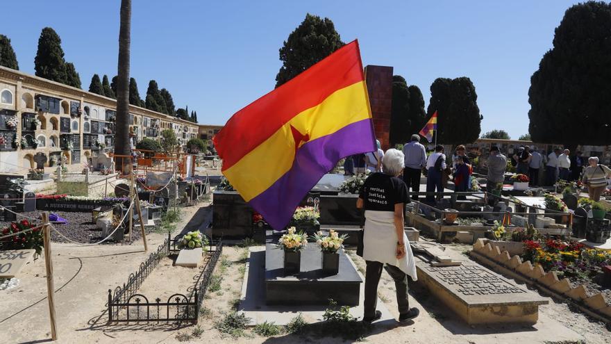 Celebración del 14 de abril en el paredón de España en Paterna