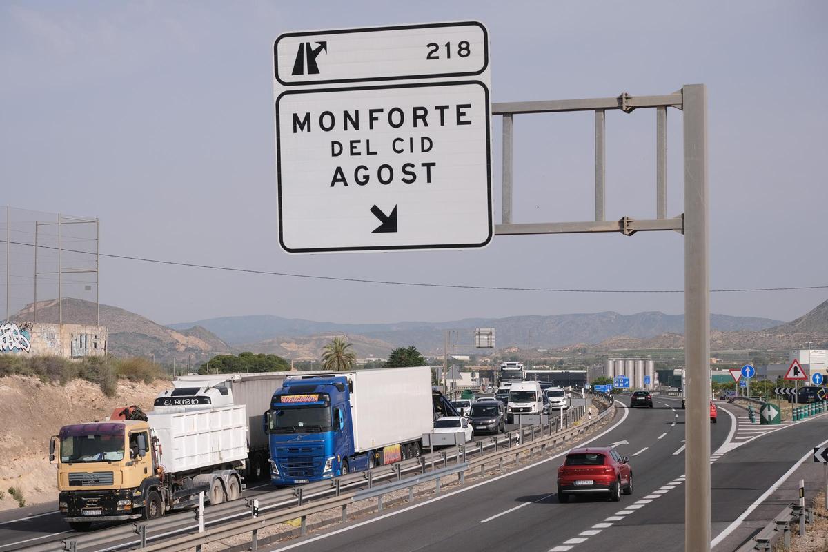 Imagen de la A-31 colapsada tras un accidente en Monforte del Cid.