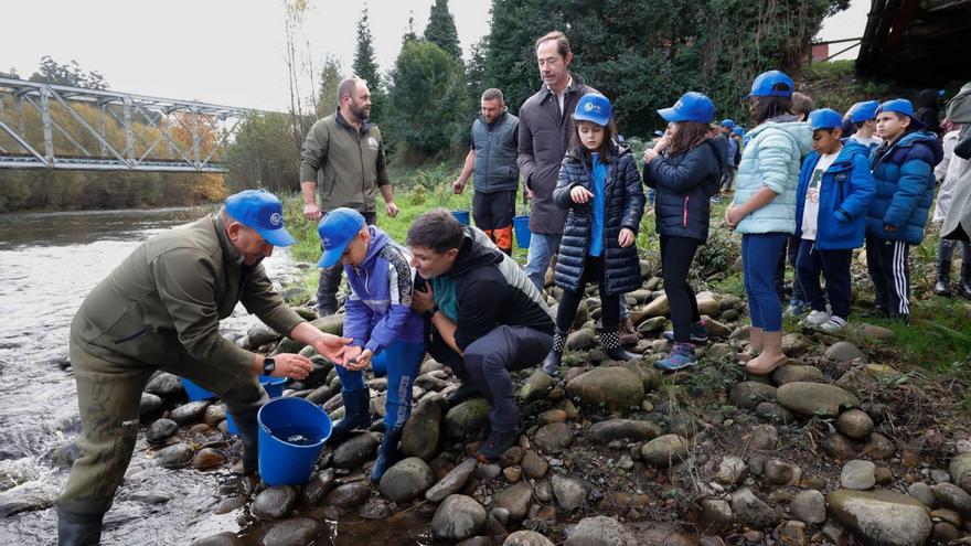 Los alumnos, junto a pescadores y representantes de la Fundación EDP.