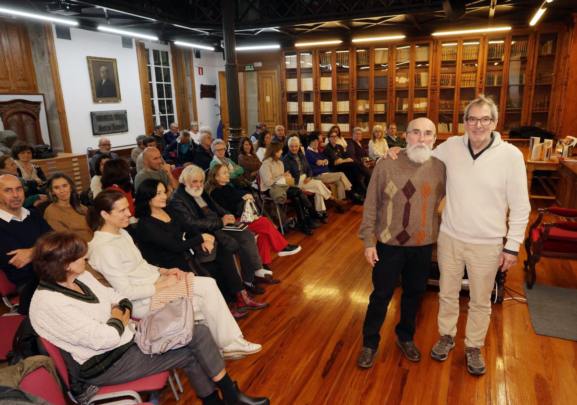 El artista Nelson Villalobos, presentado por el pintor Darío Álvarez Basso, en la biblioteca de la EMAO