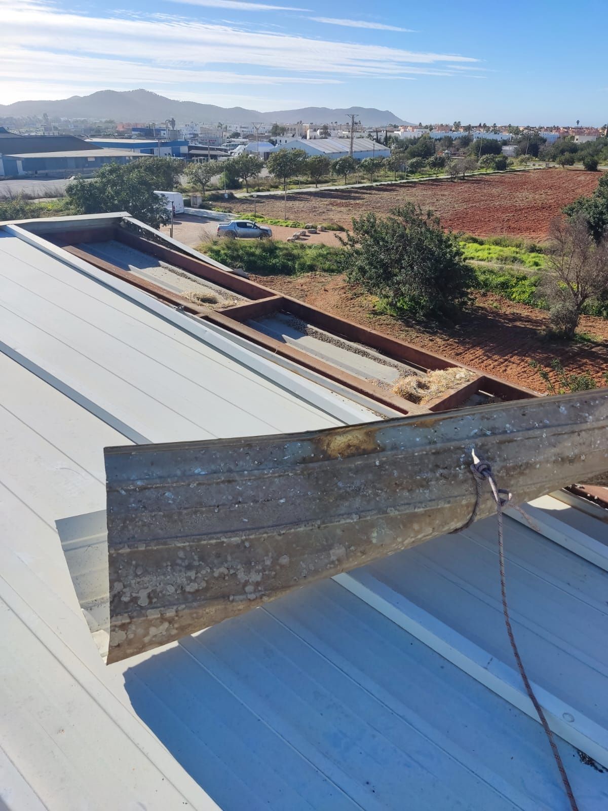 El viento arranca parte del tejado del instituto Algarb en Ibiza