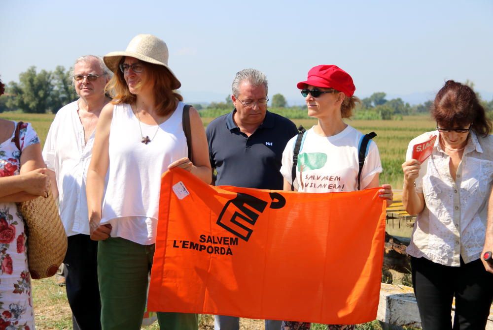 Membres d'entitats ecologistes mostrant un cartell de Salvem l'Empordà a l'acte que s'ha fet a Vilanera