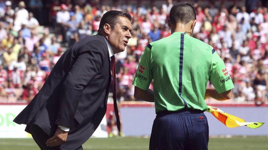 José Ramón Sandoval protesta a un asistente durante el encuentro entre el Granada y el Villarreal.