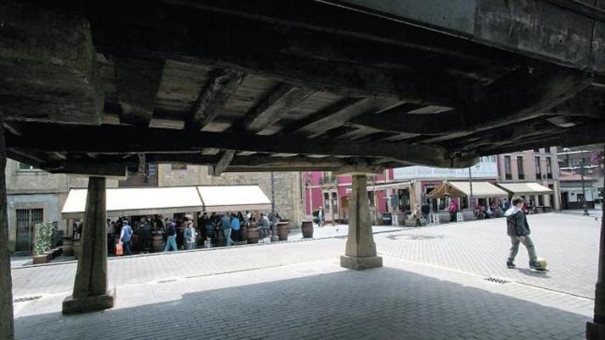 Público tomando el vermú en el Carbayedo con el hórreo en primer término.