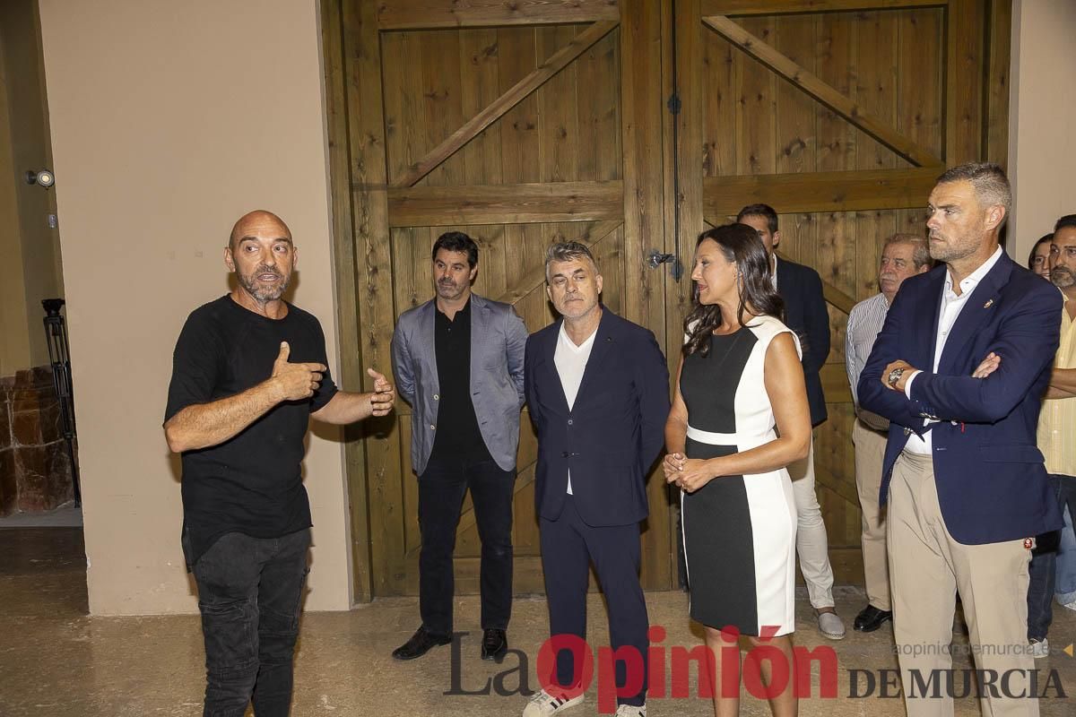 Así es la exposición 'Los Asomados' de Lidó Rico, que llega a Caravaca en su Año Jubilar