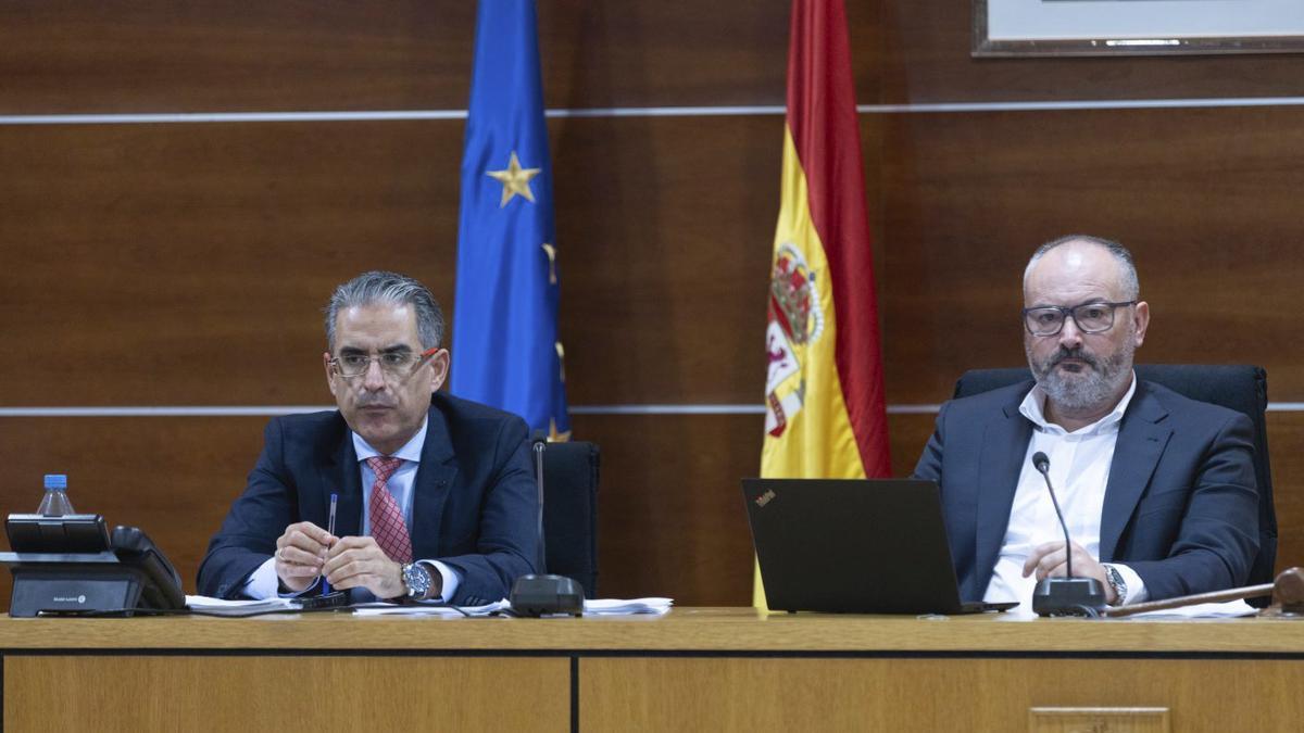 El secretario de Culleredo, a la izquierda, y el alcalde en un pleno en 2024. |  LOC