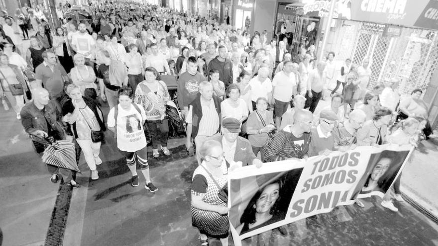 La familiá portó la pancarta &quot;Todos somos Sonia&quot; que abrió la manifestación. // Gustavo Santos