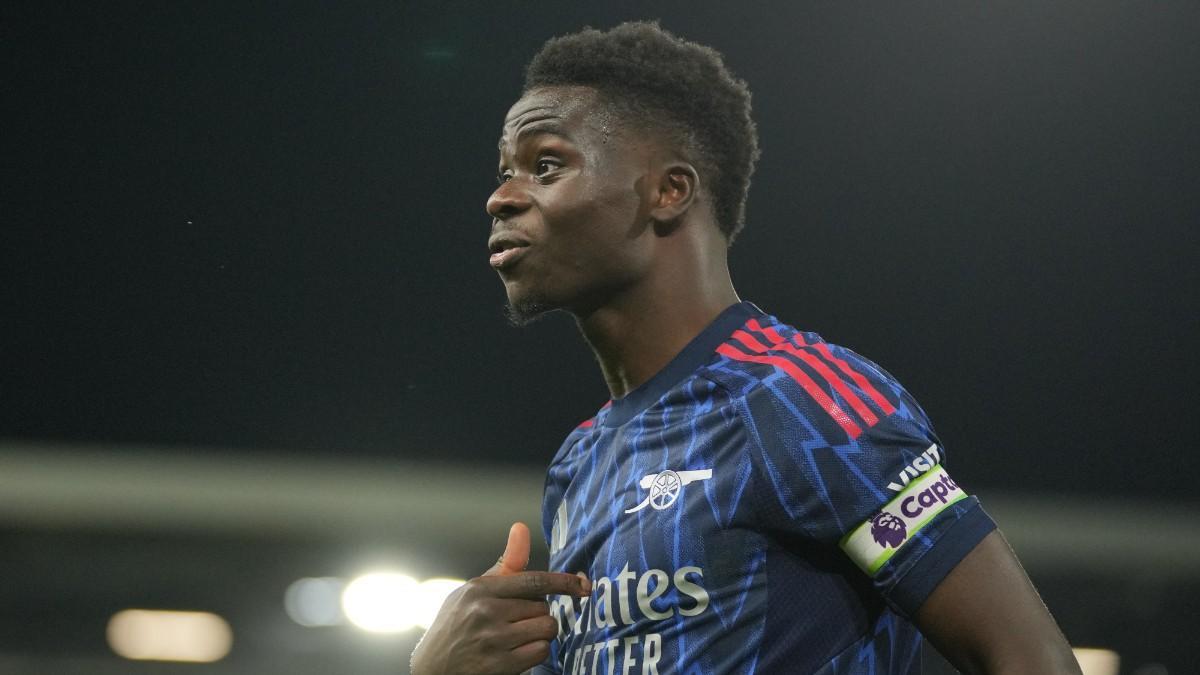 Bukayo Saka celebra el gol